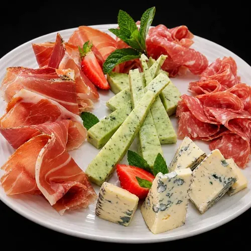 Aperitiv cu mezeluri și brânzeturi 