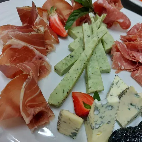 Aperitiv cu mezeluri și brânzeturi