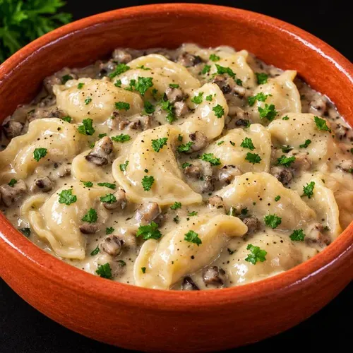 Colțunași umpluți cu carne în sos de ciuperci