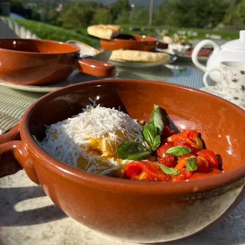 Mămăligă la cuptor cu legume presărate cu telemea